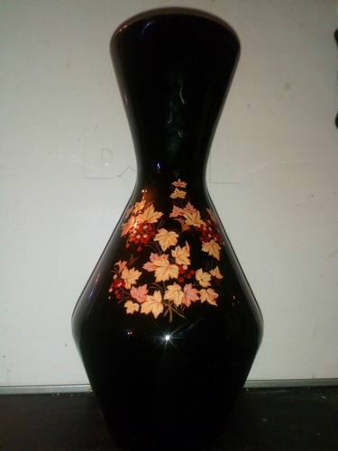 Antiguo Florero De Cristal Negro Con Flores En El Centro Y