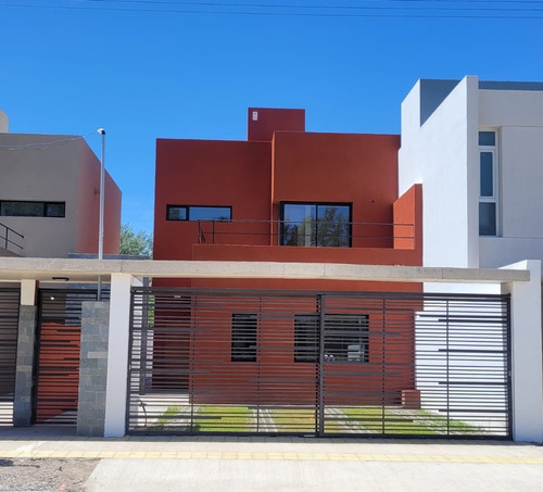 Casa Duplex Venta Neuquén Capital, Ayres Del Limay - 3 Dormitorios (1 En Pb), 2 Baños, 2 Cocheras Y Jardín Con Parrilla