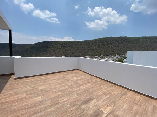 Residencia De Autor En Cumbres Del Cimatario, 4 Recamaras, 4.5 Baños, Doble Alt.