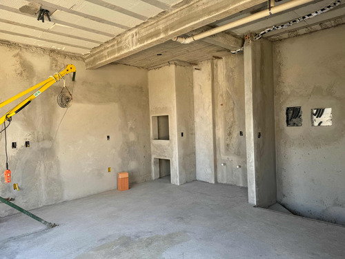 Excelente Sobrado Triplex No Centro De Balneário Camboriú Próximo À Praia Central. Viabilidade Comercial E Residencial. Fase Final De Acabamento. Negocia Entrada E Parcelamento. Venha Visitar.