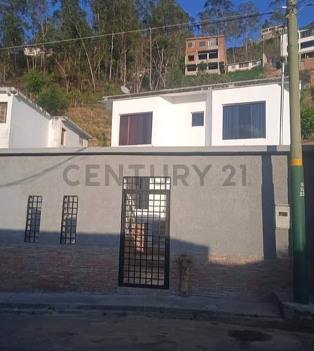 Casa En Venta De Dos Plantas En Zona Privada De Colinas De Carrizal