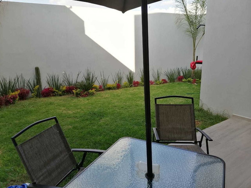 , Hermosa Residencia En La Vista Residencial,