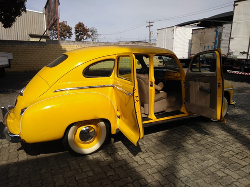 Imagem 9 de 13 de Plymouth 1947 - Amarelo 4 Portas - Funcionando