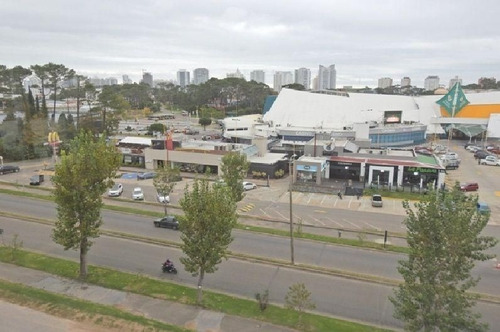 Apartamento En Venta De 3 Dormitorios En Roosevelt