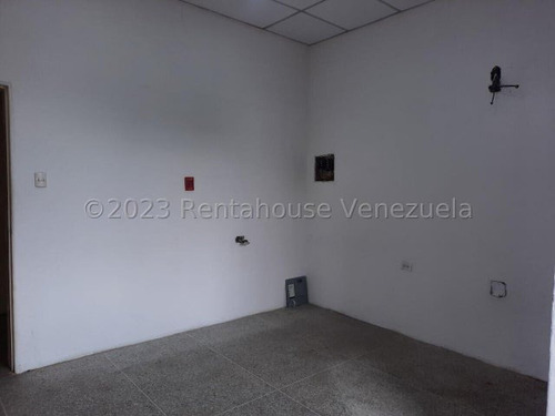 Raiza Suarez Vende Sensacional Oficina En Cabudare,- 2 3 3 3 0 1 4-. Su Zona Centrica Es Ideal Para El Desarrollo De Tu Proyecto, Posee Su Baño Su Estacionamiento Alta Seguridad Y Se Conserva Excelen