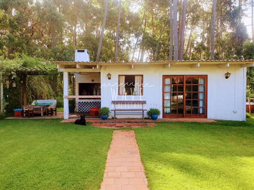 Venta De Casa De 3 Dormitorios, 3 Baños + Casa De Huéspedes En Pinares, Playa Mansa, Punta Del Este.