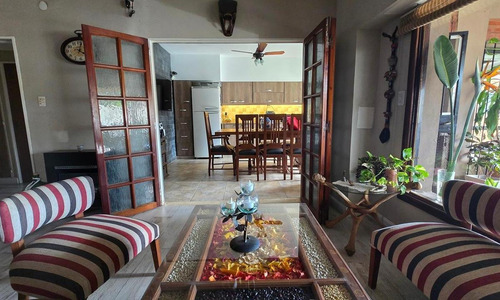 Venta - Casa - Castelar - Reciclada C/jardin, Pileta, Quincho, Parrila, Garage 4 Autos