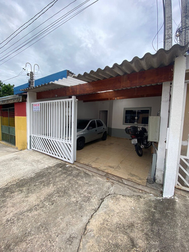 Casa Térrea2 Dormitórios Com Garagem Coberta Para 2 Carros