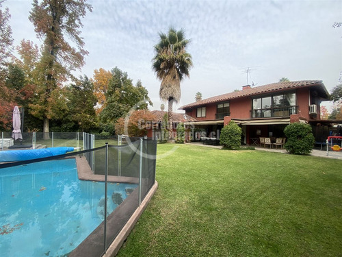 Casa En Venta De 7 Dorm. En Vitacura Santa María.san Benito.