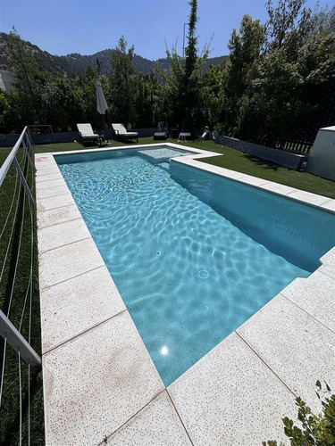 Casa En Venta De 4 Dorm. En Lo Barnechea Valle Escondido