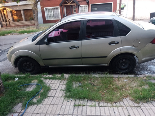Imagen 2 de 10 de Ford Fiesta Max 2005 1.6 Max Amb Plus