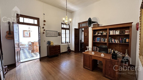 Casa De 3 Dormitorios Con Pileta En Venta, La Plata