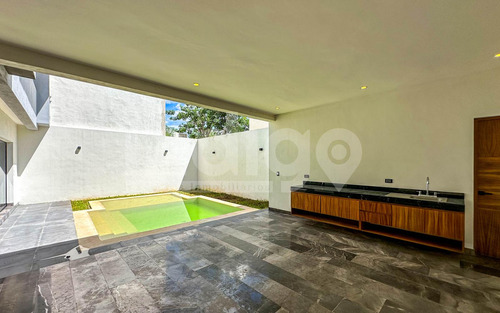 Casa En Venta En Mérida En Privada Soluna, Temozón Norte
