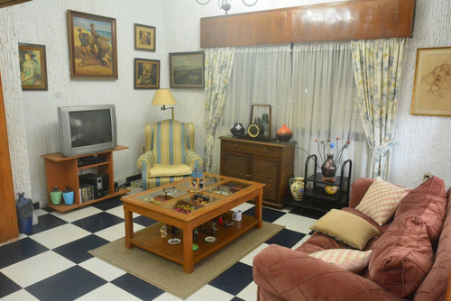 Se Vende Amplia Casa En Pu En Barrio Pta.carretas