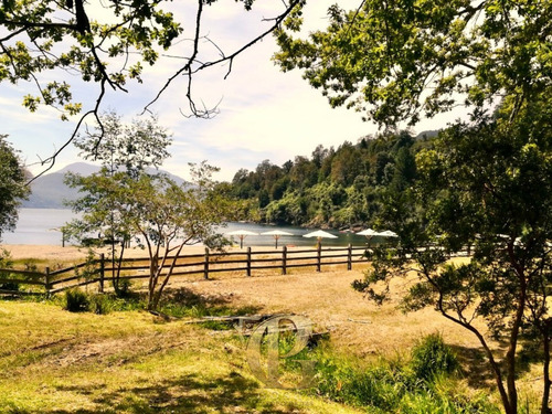 Leve Inclinación Acceso A Playa Con Vista Al Lago Y Volcanes