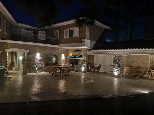Alquiler Temporada Alta 2022/23! Casa De 5 Dormitorios Y Piscina En Primeras Paradas De Playa Mansa,punta Del Este!