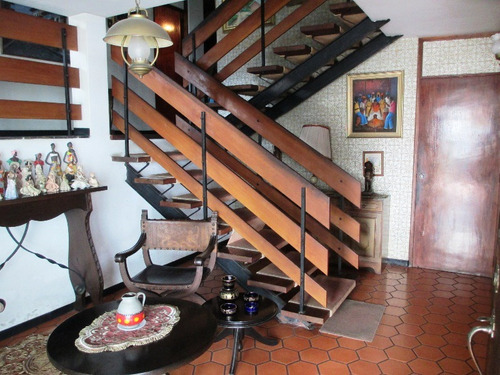 Venta - Quinta Para Remodelar Pero Mantenida. Precio Bajado!! - 463 Mts2. Terreno 525 Mts. 6 Hab. 5 Baños. 4 Estc. Parte Alta Muy Cerca De La Cota Mil - El Marques - Mun. Sucre
