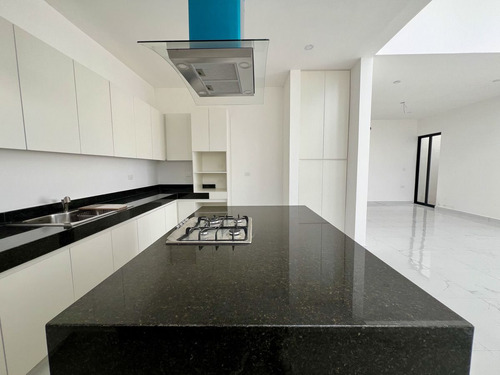 Casa En Venta En Morera, Cholul, De 4 Habitaciones Con Alberca