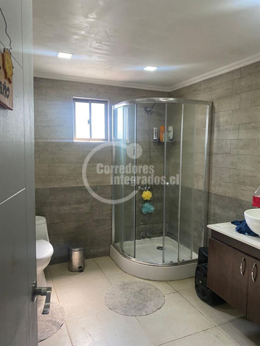 Casa En Venta De 5 Dorm. En La Florida