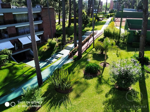 Imagen 13 de 17 de Apartamento De 3 Dormitorios Y Parrillero Propio En Playa Mansa, Punta Del Este- Ref: 54587