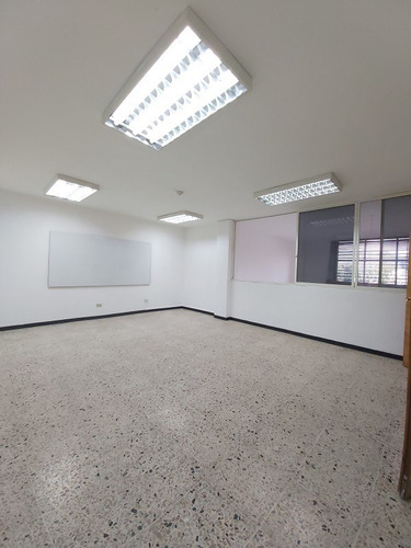 Imagen 13 de 17 de Se Alquila Amplio Local Comercial Con Excelente Ubicacion En Av. Municipal De Puerto La Cruz
