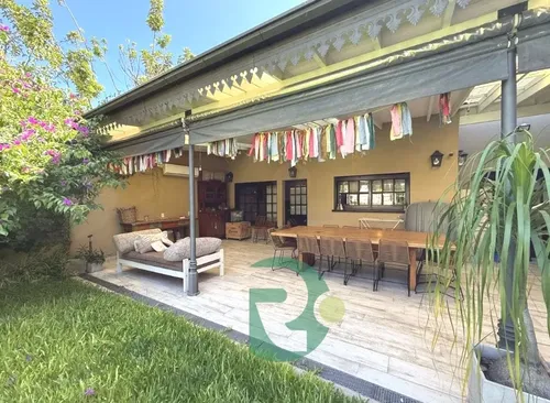 Venta Casa 5 Amb.c/ Pileta. Castelar Norte