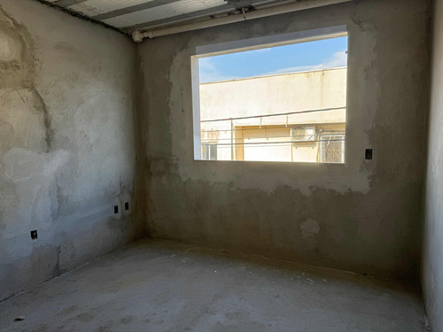 Excelente Sobrado Triplex No Centro De Balneário Camboriú Próximo À Praia Central. Viabilidade Comercial E Residencial. Fase Final De Acabamento. Negocia Entrada E Parcelamento. Venha Visitar.