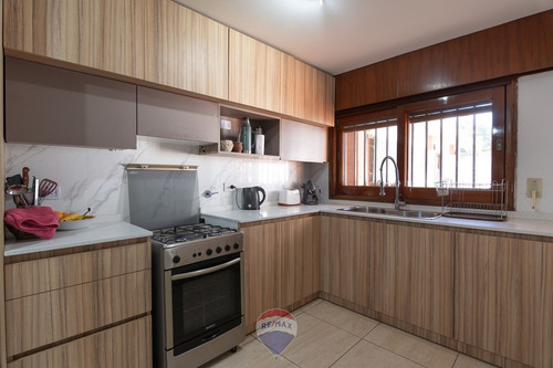 Venta Casa 5 Dorm Cochera Poeta Lugones Cba