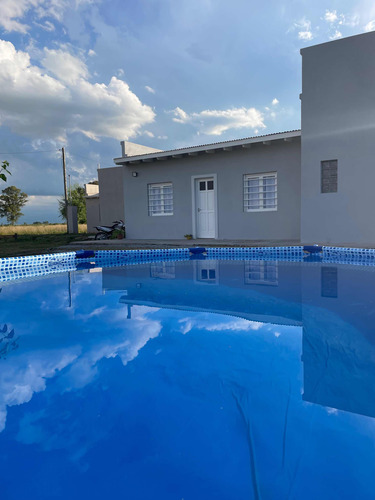 Casa Con Gran Parque Y Pileta
