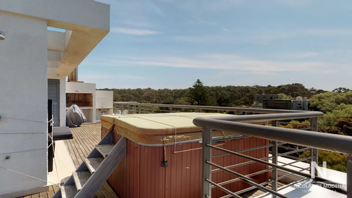 Pent House De 3 Dormitorios En Suite En Edificio Blue Bird , Punta Del Este , Playa Brava