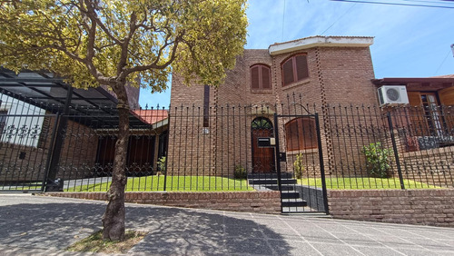 Hermosa Casa Con Pileta Climatizada En Barrio Parque Capital