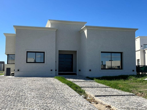 Casa En Venta 4 Ambientes Con Pileta. Barrio San Felipe