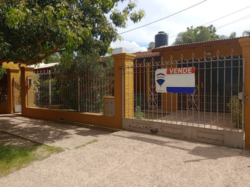 Gran Casa Con Pileta En Arguello Tres Dormitorios