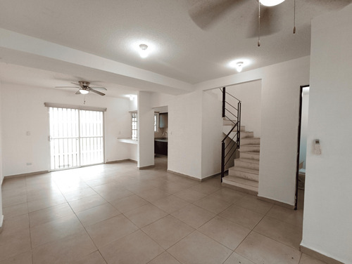 Casa En Venta En Dream Lagoons, Apodaca | 3 Recámaras, Alberca, Gimnasio Y Lago Artificial