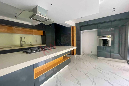 Espectacular Casa En Venta En Bosques De Las Lomas, Varios Niveles Con Jardín Y Remodelada
