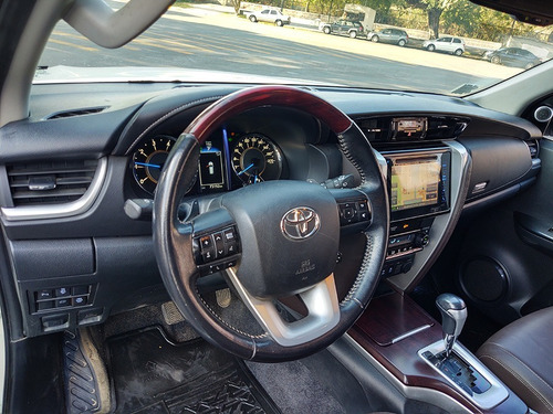 Imagen 12 de 25 de Toyota Hilux Sw4 2016 Srx 4x4 At 7 Asientos Abasto Motors