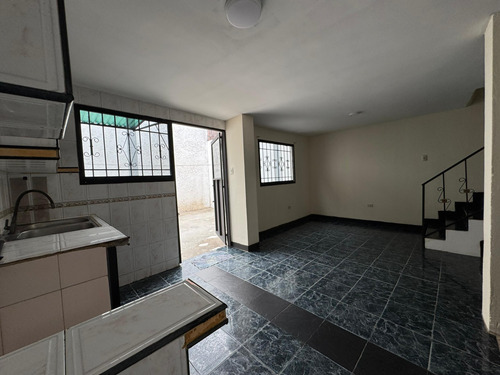 Ms Casa En Alquiler En La Av Rotaria
