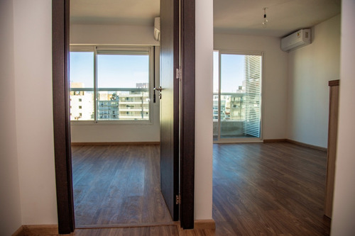 Estrena. Próximo Parque Rodo. Obligado Y 21 De Setiembre, 1 Dorm. Con Placar, A/a, 1 Baño Liv-com Con Salida A Terraza, Al Frente. Piso 11. Vigilancia 24 Hs, Barbacoa, Solarium, Lavadero Comun.