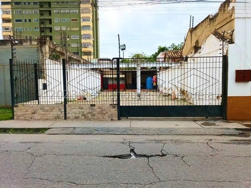 Raiza Suarez Vende Para Uso Residencial O Comercial Amplio Terreno En Pleno Centro De Barquisimeto,- 2 4 1 1 6-, Cuenta Con Todos Los Servicios, Cerco Electrico, Ideal Para Remodelar Y Construir.....