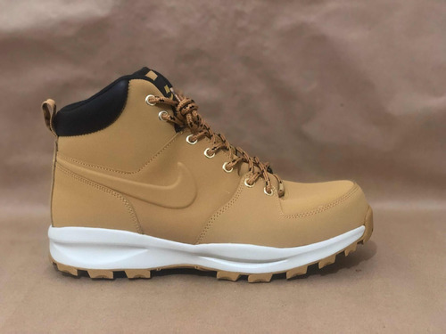 bota da nike marrom