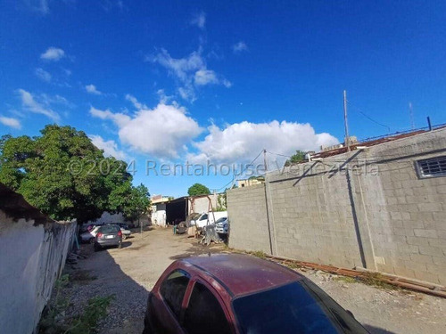Raiza Suarez Vende Sensacional Terreno Comercial, Zona Oeste De Barquisimeto,-2 5 8 3 3-, Posee 496mts2, Ideal Para Taller, Posee Estacionamiento Amplio, Y Esta Apto Para Remodelar A Tus Gustos....