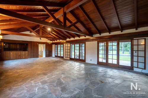 En Venta Casa De 4 Dormitorios, Con Agradable Entorno En Golf, Punta Del Este.