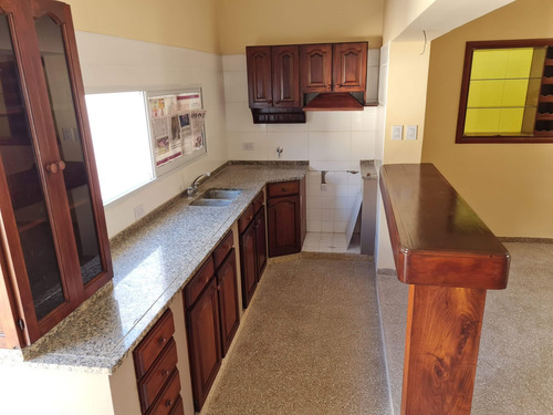 Imagen 8 de 30 de Casa Centrica En Venta En Avellaneda