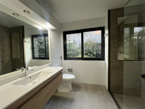 Casa En Venta De 4 Dorm. En Lo Barnechea