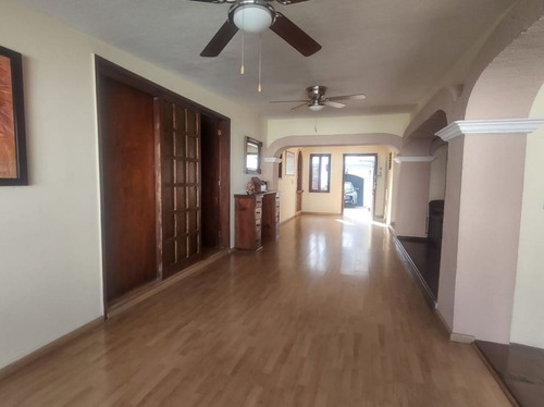 Casa En Venta En La Col. El Miraval, Cuernavaca Morelos.