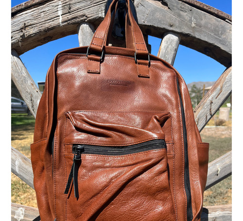 Mochila Iron Leather Backpack Caramel Escudo Prana