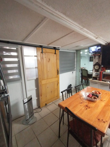 Casa De Dos Pisos De Tres Dormitorios Barrio Residencial