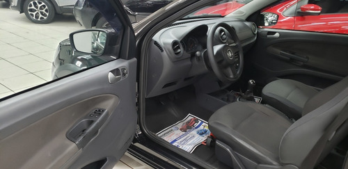 Imagem 7 de 11 de Vw Saveiro 1.6 Ce Trend Preta 2014 Flex