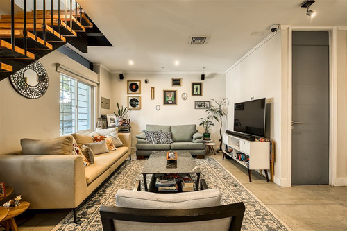 Moderna Y Eficiente Casa En Las Condes, Sector Residencial