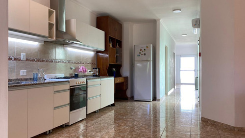 Casa En Venta - 3 Dormitorios 2 Baños - 238mts2 - Roque Perez